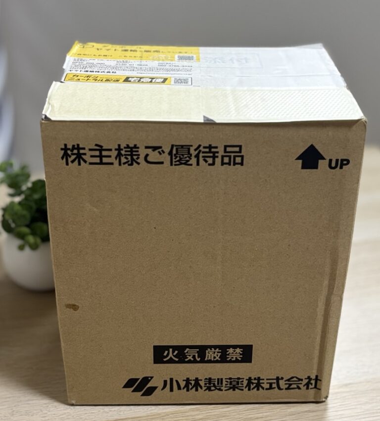 小林製薬の株主優待が届いた段ボール